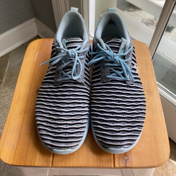 Nike Womens Roshe Two Flyknit Sneakers - Picture 3 of 6